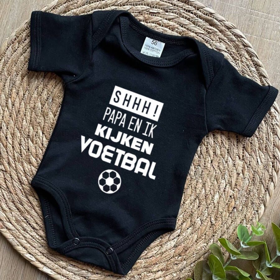 Baby rompertje tekst Shhh Papa en ik kijken voetbal Zwart WK 2022 Hup Holland Hup Oranje Nederlands elftal Kraamcadeau Babyshower Zwanger Geboorte Romper