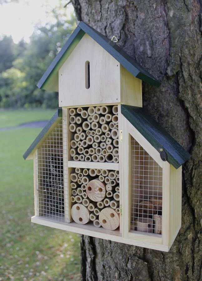 Bijenhotel natuurlijk hout insectenhuis nestplaats voor bijen vlinders milieuvriendelijk buiten groot huis met groen dak