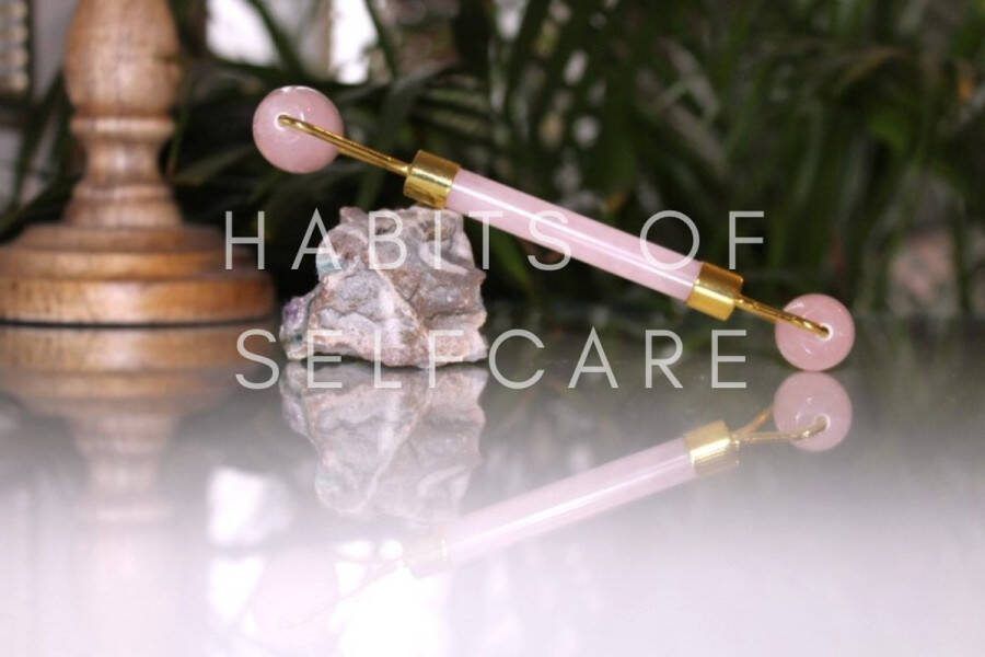 Blaque Rose Quartz Roller Jaderoller van Rozenkwarts inclusief gouden opbergzakje Jade roller massage roller voor gezicht anti-rimpel en tegen wallen