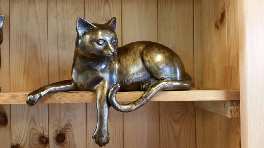 BRONZEN POES RELAXED RANDHANGER TUINBEELD KAT DIERENBEELD