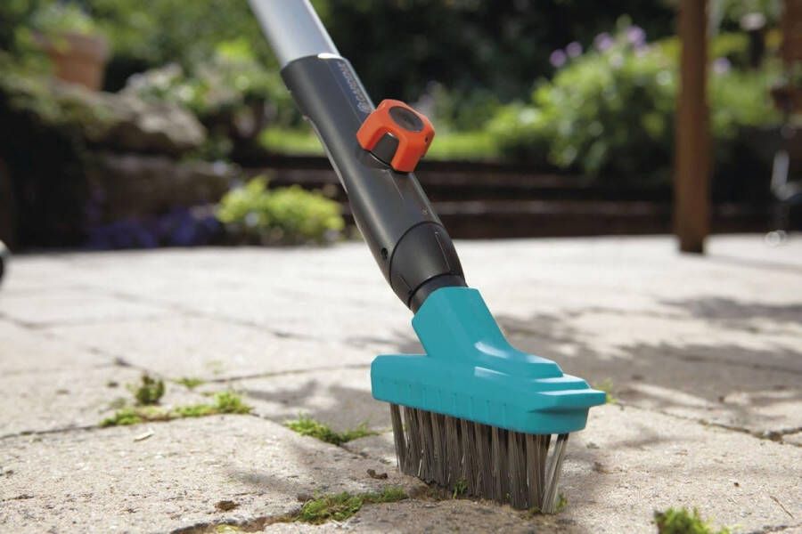 Combisystem voegenborstel M: Ideale tuinhelper voor het eenvoudig verwijderen van mos uit voegen en muurranden met schraperrand staalborstel kunststof borstellichaam