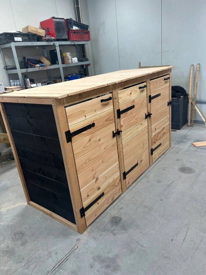 Containerombouw 3 kliko`s ombouw douglas zwarte zijkant LET OP GEEN BOUWPAKKET WORDT KANT EN KLAAR GELEVERD Dus geen gedoe van zelf in elkaar zetten Kliko Ombouw voor 3 containers Containerberging Containerkast Container berging