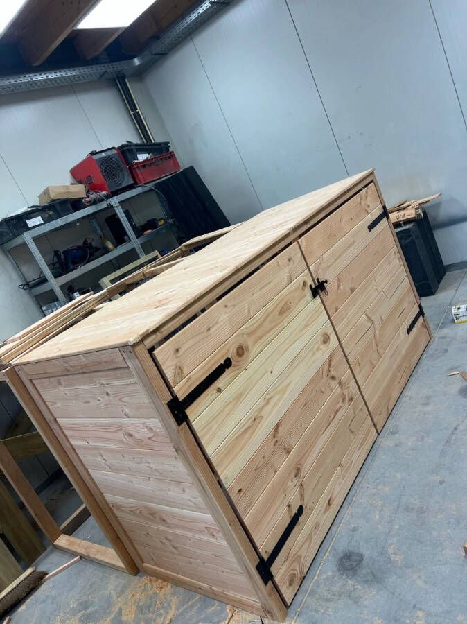 Containerombouw kliko ombouw douglas 2 deuren 4 LET OP GEEN BOUWPAKKET WORDT KANT EN KLAAR GELEVERD Dus geen gedoe van zelf in elkaar zetten Kliko Ombouw voor 4 containers Containerberging Containerkast Container berging