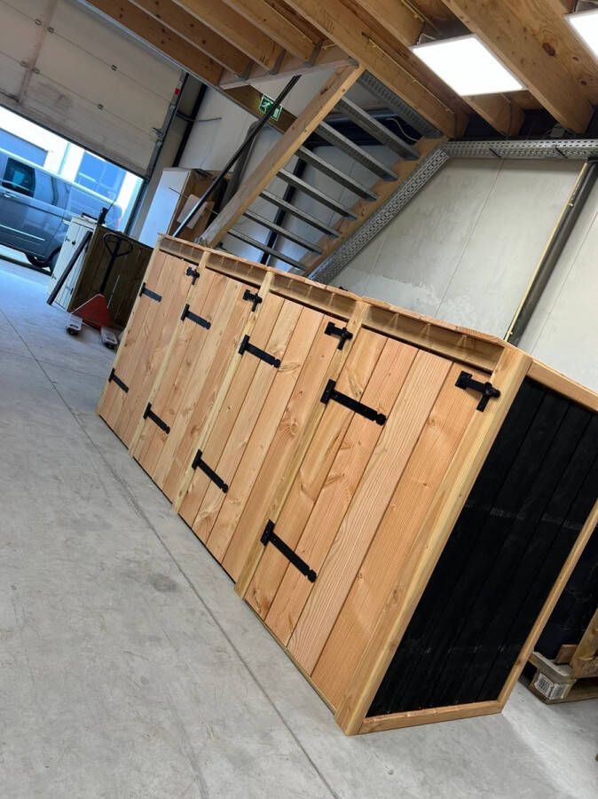 Containerombouw kliko ombouw douglas zwarte zijkant 4 LET OP GEEN BOUWPAKKET WORDT KANT EN KLAAR GELEVERD Dus geen gedoe van zelf in elkaar zetten Kliko Ombouw voor 4 container Containerberging Containerkast Container berging