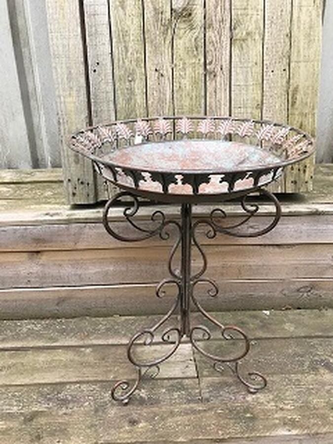 Een geweldig decoratiestuk voor in uw tuin vogelbad gemaakt van metaal