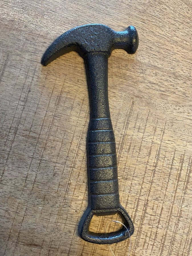 Fles opener Flesopener Bier Bieropener Woonaccessoire Woonaccessoires Gietijzer Hamer Gereedschap Vaderdag Papa Opa Drank Drankje doen Drankjes Flessen opener Feest Feestje Verjaardag Party Festival Drinken