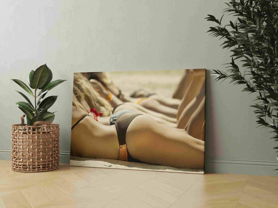 Foto van verschillende meisjes in bikini die op het zandstrand liggen en bruinen in de felle zomerzon Schilderijen 78610855 40x50cm