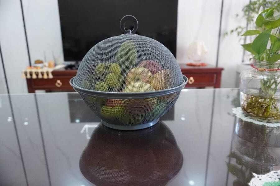 Fruitmand met deksel metalen schaal en vliegenkap voerscherm groentemand fruitschaal voerscherm voerbakje houdt groenten en fruit Grijs (2 fruitmanden en 2 deksels; 4 stuks totaal)