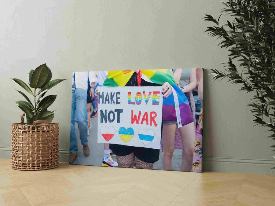 Gay pride-parade iemand met make love not war-poster Schilderijen 2171899771 75x115cm