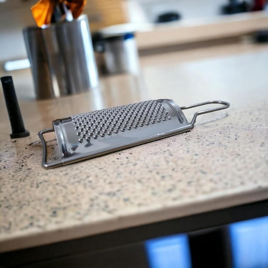 Gebogen stalen rasp 18 cm voor het snijden van kaas en groenten multifoodrasp voor de bereiding van gerechten. Raspen