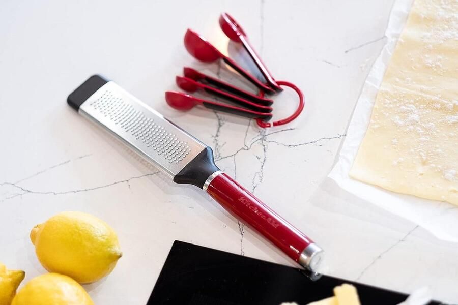 Geëtste Fijne Kaasrasp Rasp Omkeerbare Roestvrijstalen Handrasp Vermiljoenrood. Raspen