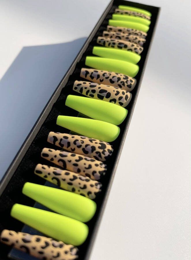 Gele panter nagels plaknagels nepnagels nagellijm geel lang