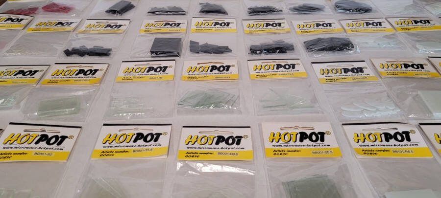 Gesneden glas (pre-cuts van Baoli COE90) voor onder andere de HotPot fusing oven. Compleet assortiment van 40 zakjes in verschillende kleuren en vormen 3 mm voorgesneden glas. Speciaal aanbiedingspakket om zelf sieraden en glaskunst te maken