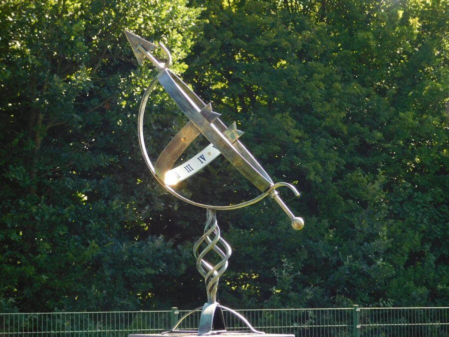 Grote Sierlijke Zonnewijzer 77 cm prachtig smeedwerk met messing schaal