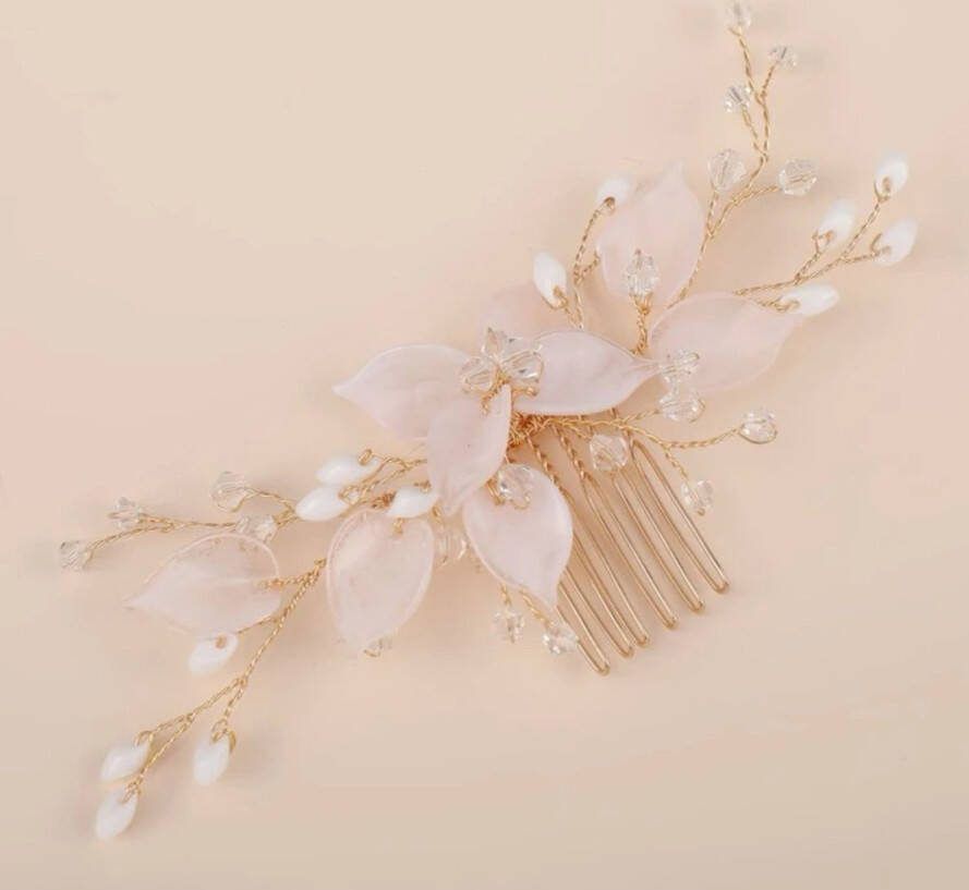 Haarsieraad op een kleine goudkleurige kam met transparante licht-roze bloemetjes en ivoorkleurige en transparante kraaltjes (huwelijk communie cosplay uitgaan kawaii)