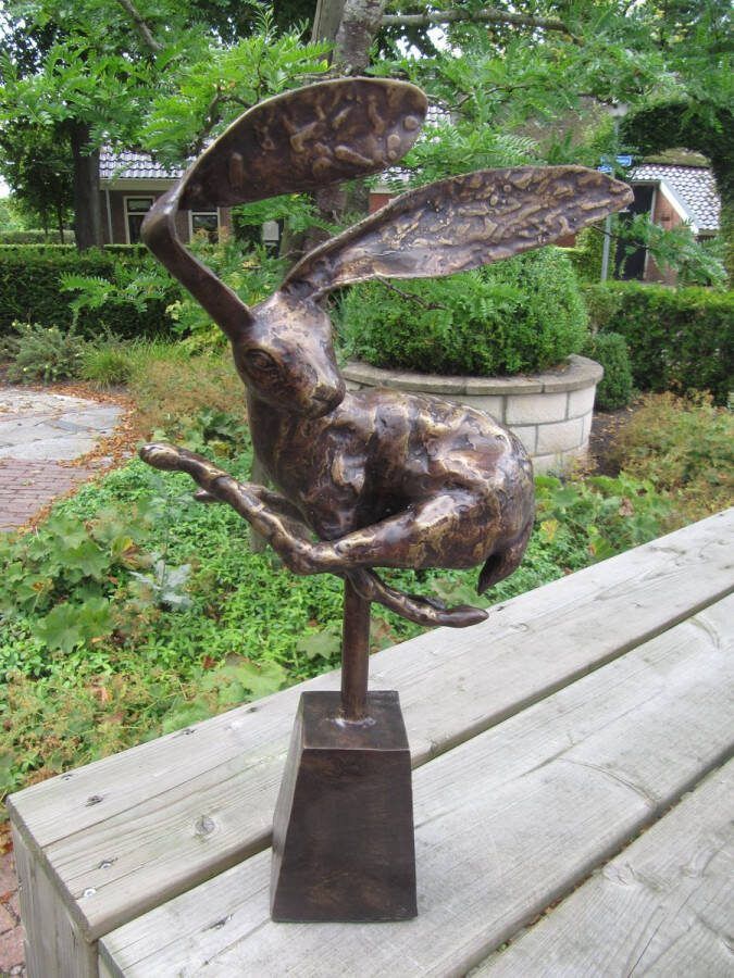 HAAS OP BLOK tuinbeeld bronzen beeld bruin