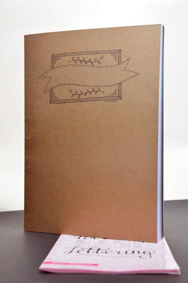 Handlettering Oefenblok papier wit recyling bruin en zwart A4 + 3 x Pigma Lettering Pennen in een Etui.