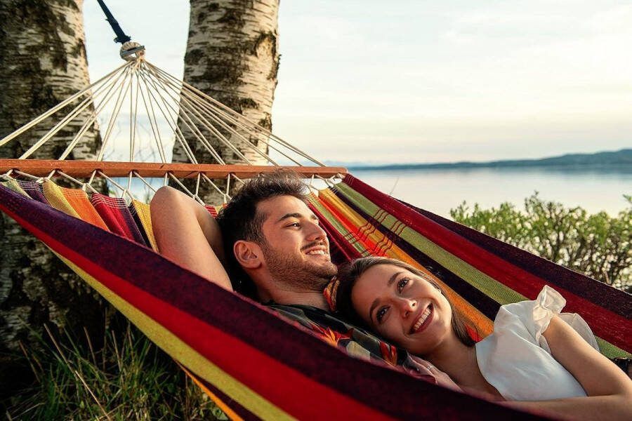 Hangmat met spreidstok XL Handgemaakt in Brazilië 210 x 140 cm Voor 1-2 personen Tot 150 kg Kleurrijk gestreept Hangmat met spreidstok