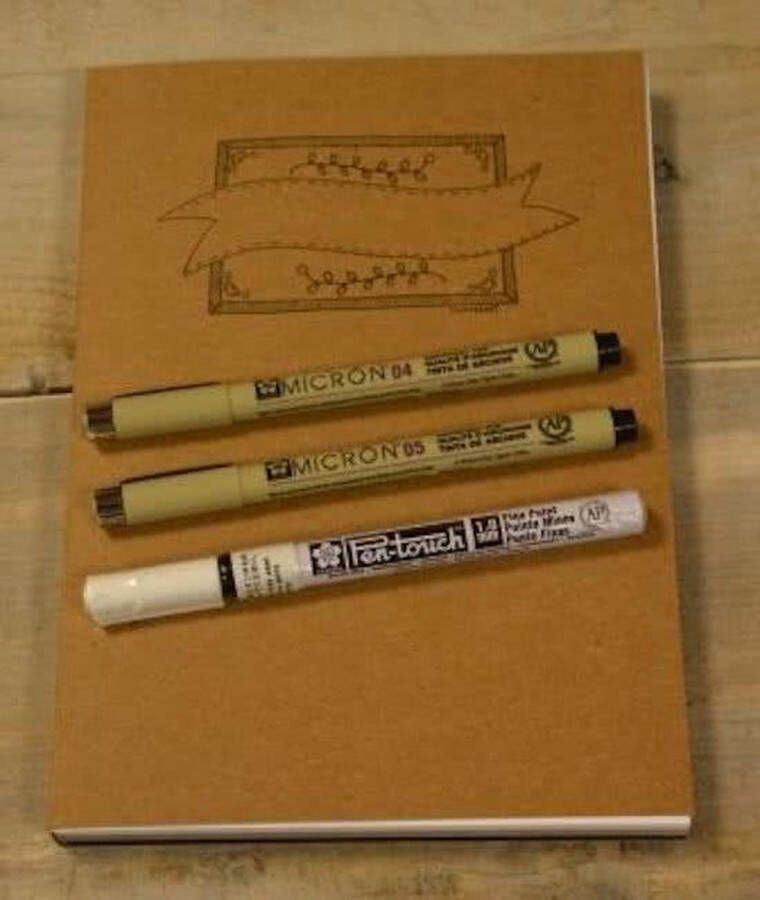 Hobby & Creatief Papier & Karton Oefenblok Handlettering Wit Kraft Bruin en Zwart Karton op A5 formaat + 4 stuks Sakura Handlettering Pennen verpakt in een handige Zipperbag
