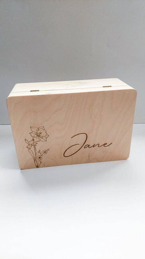 Houten kist groot (L29 5cm|B19 5m|H12 5cm) met klepdeksel en gepersonaliseerde gravure memorybox herinneringskist enveloppendoos geboorte huwelijk lentefeest communie