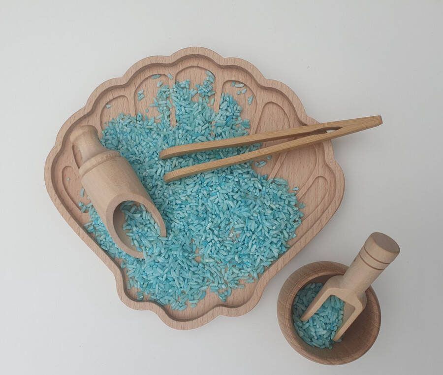 Houten schelp speelbak met schepjes pincet en bakje Sensory play Speelrijst of speelzand- Open einde speelgoed Montessori speelgoed Grimms & Grapat style Speeltray speelframe Tray: 17 x 17 x 1.5 cm
