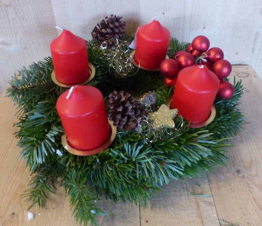 Kerststukje 'Omsk' Coniferen Krans met vier rode kaarsen