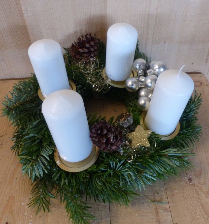 Kerststukje 'Saratov' Coniferen Krans met vier witte kaarsen