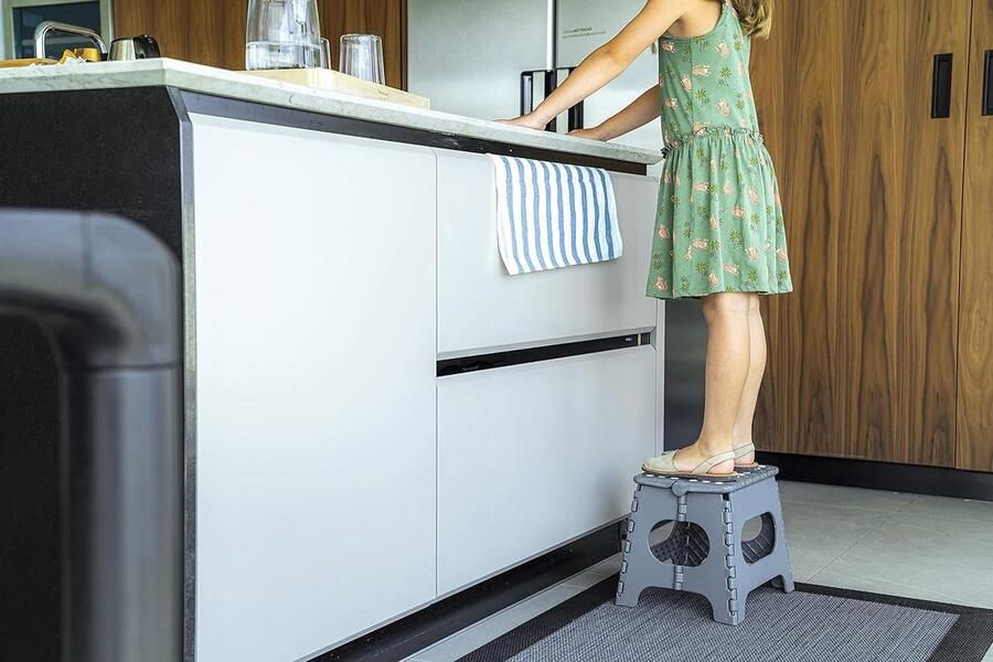 Kleine opvouwbare kruk Opvouwbare kruk voor kinderen en volwassenen Draagbare en opvouwbare vouwkruk 150kg draagvermogen Kruk voor keuken badkamer camping tuin 27 cm hoog Grijs