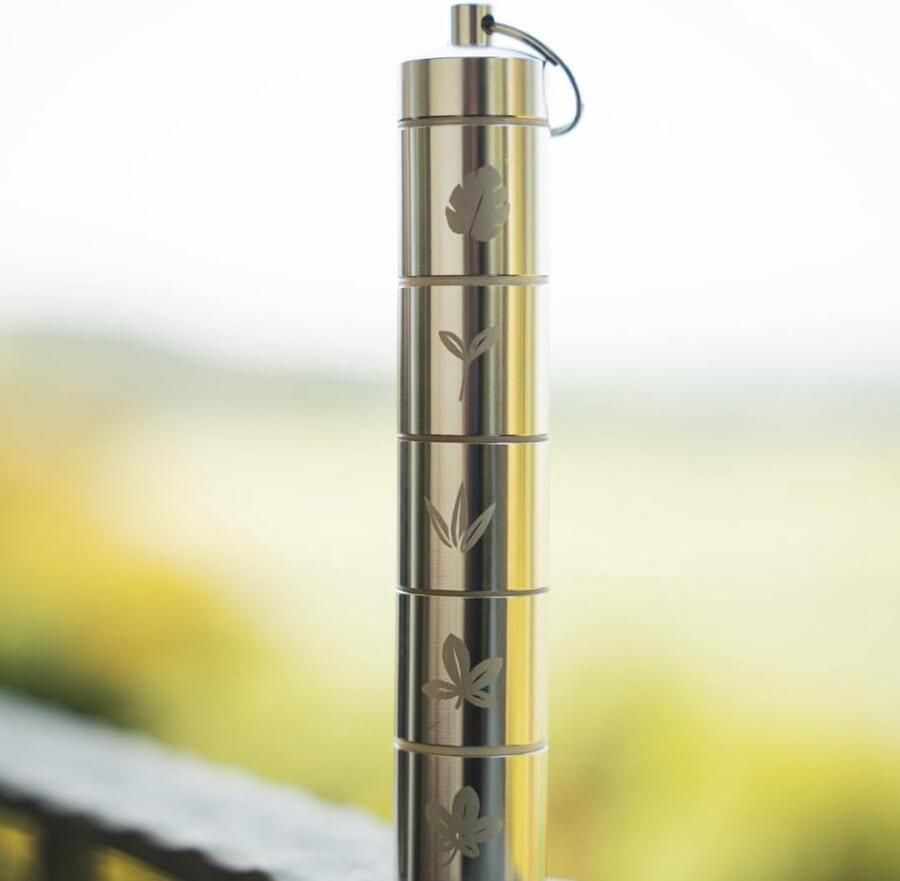Kruidenset voor op reis en picknick outdoor reiskruidenset 5-in-1 mini camping kruidenstrooier waterdichte kleine en lichte aluminium kruidenpotjes incl. 5 hoogwaardige specerijen zilver