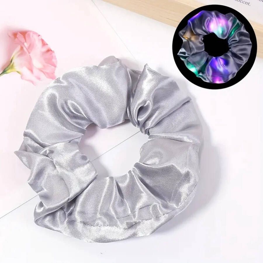 Led Scrunchie Zilver – lichtgevend haarband haarelastiek- strakke haar elastiek haaraccessoires crunch elastiek crunchie satijn halloween feest scrunchies met lichtjes glow foute party