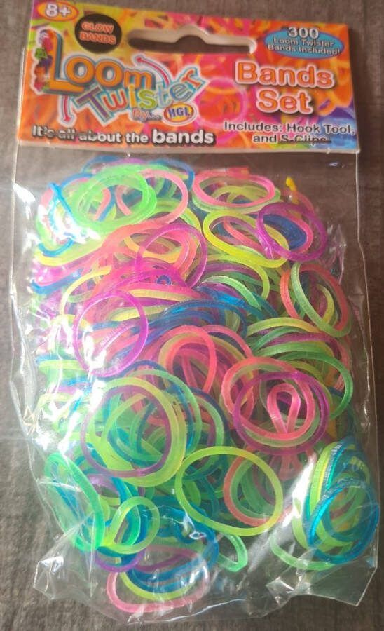 Loom Bandjes Mix Glow in the Dark Paars Geel Blauw Roze Groen 300 stuks Loombandjes Loomelastiekjes Elastiekjes Inlcusief S-Clips Haakjes Loom Twister