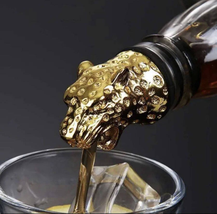 Living by ROKA luxe schenktuit luipaard Schenktuit Wijnschenker luipaard goud met diamantjes Luxe wijnschenker Wijntuit luipaard Schenktuit goud Flessenschenker RVS flessentuit Jagermeister schenker Jagermeister tuit NYE