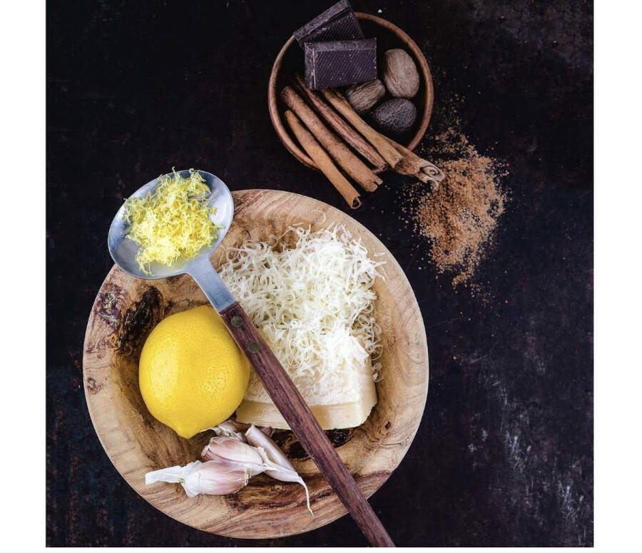 Microplane Keukenrasp fijn voor harde kaas citrusvruchten knoflook chili kaneel en nootmuskaat uit de Gourmet Serie in rood roestvrij staal