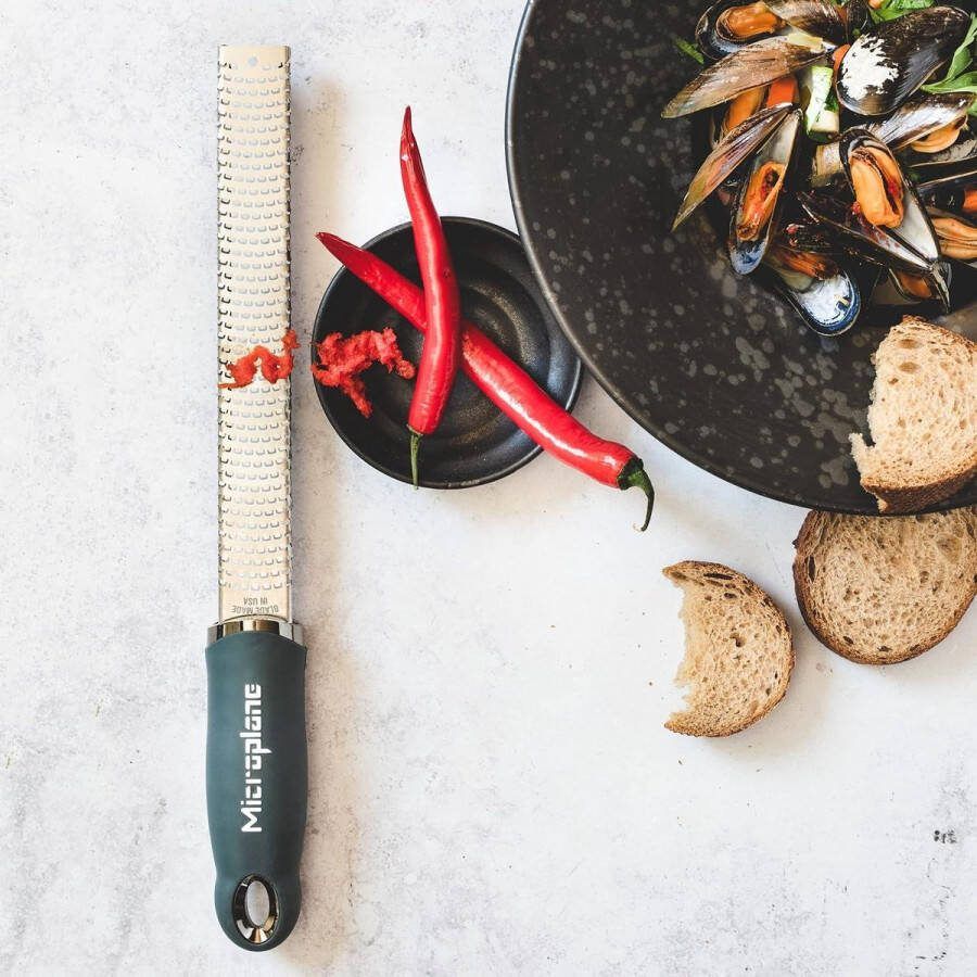 Microplane rasp voor citrusvruchten en harde kaas After Dark Grey met fijn roestvrijstalen blad Made in USA