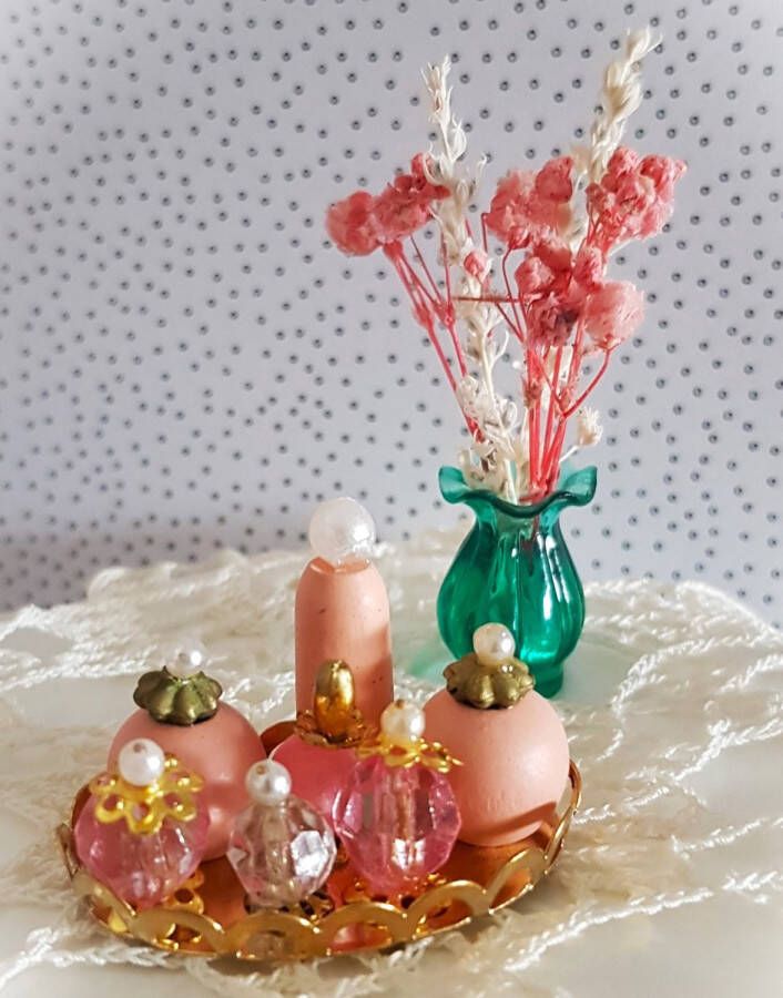 Miniatuur parfumsetje Schaal 1:12 Poppenhuisinrichting poppenhuis accessoires Rose