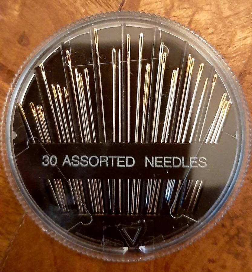 Naaldenset gouden oog 30 naalden -assortiment borduurnaalden 30 tot 44 mm voor naaien en borduren compact rond doosje