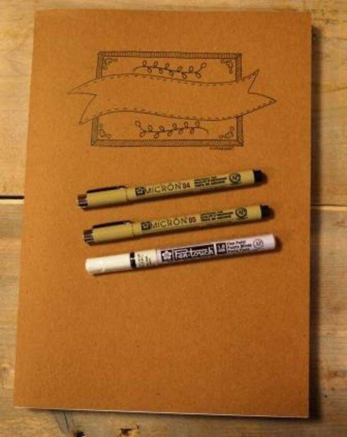 Oefenblok Handlettering Wit Kraft Bruin en Zwart Karton op A4 formaat + 4 stuks Sakura Handlettering Pennen verpakt in een handige Zipperbag