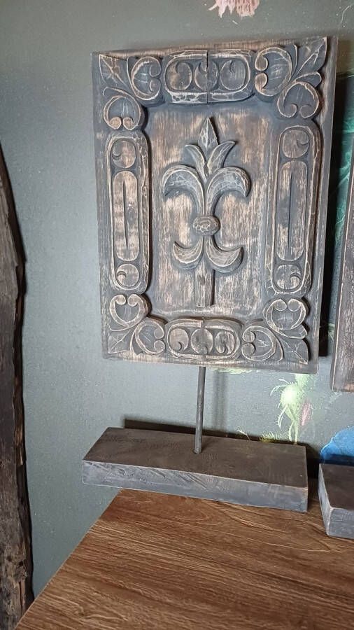 Ornament op voet met franse lelie houtsnijwerk