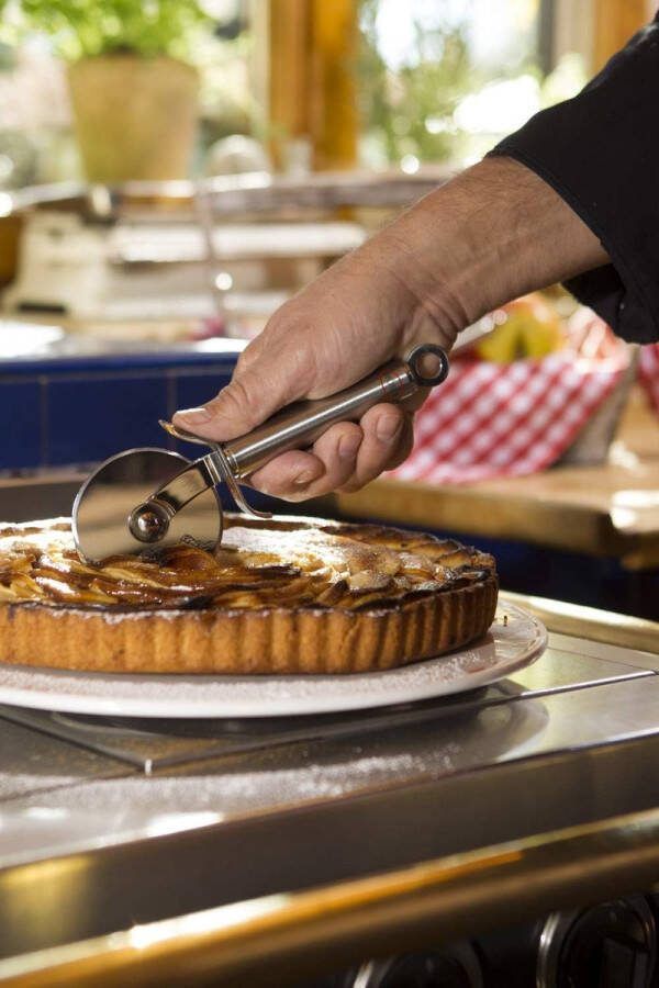Pizza- en flambésnijder hoogwaardig pizzames met stevig wiel aan beide zijden geslepen lemmet handbescherming roestvrij staal 18 10 uni