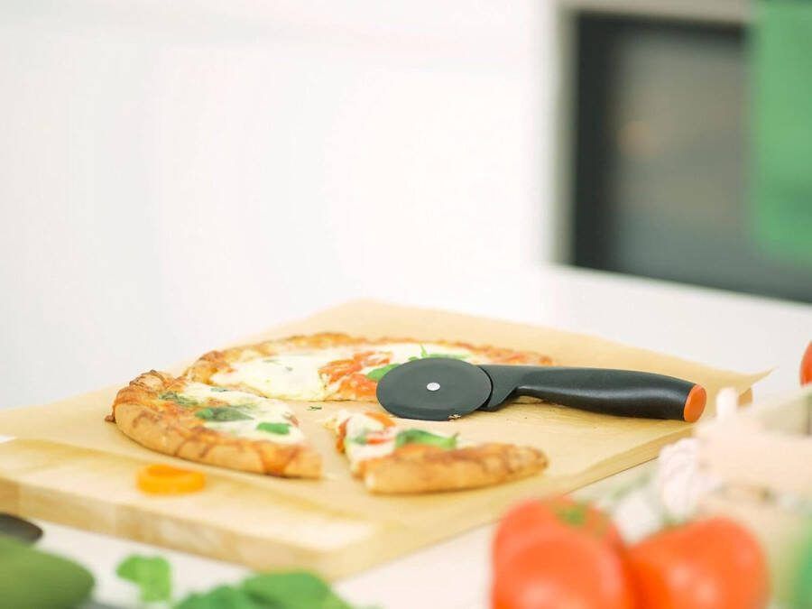 Pizzasnijder met hoogwaardig kunststof snijwiel lengte: 19 cm functionele vorm zwart oranje