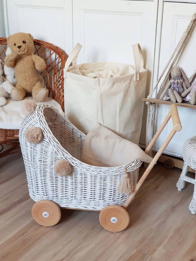 POPPENWAGEN HOUT HANDGEMAAKT WIT POMPOMS