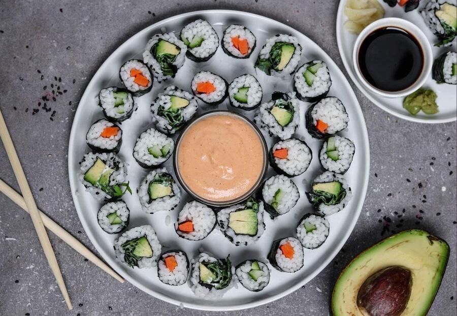 Reishunger Sushi box voor beginners incl. receptenkaart complete set met originele Japanse ingrediënten: sushi-rijst bamboemat sojasaus nori-algen wasabi gember eetstokjes