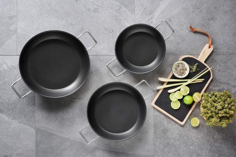 Sauteerpan met roestvrijstalen handgrepen zilver zwart diameter: 32 cm