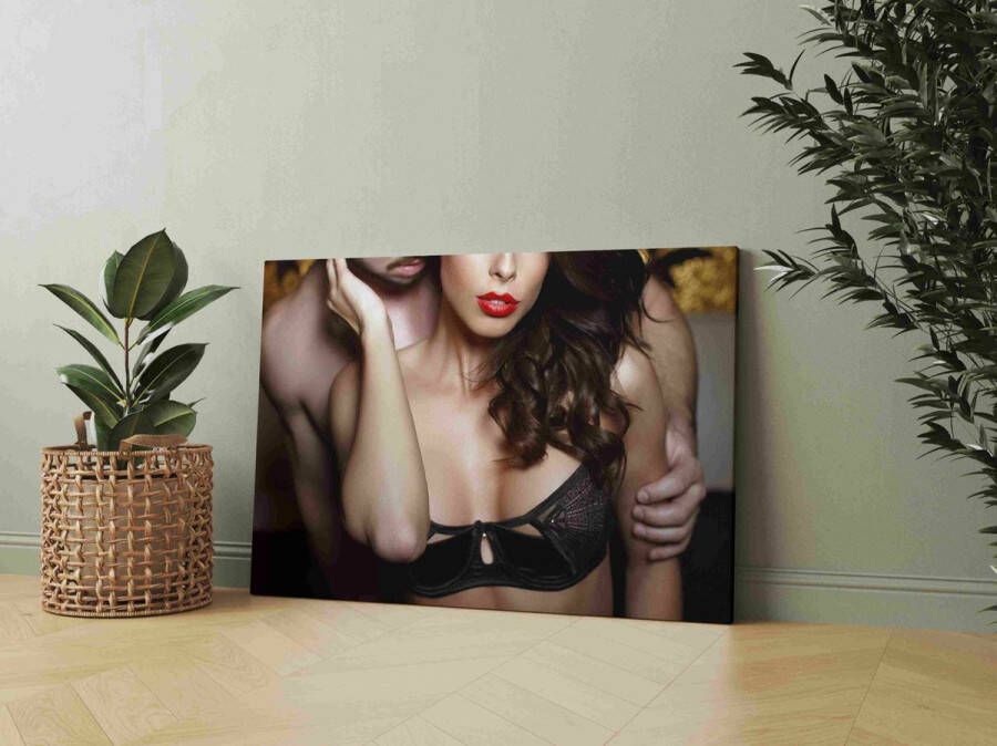 Sensuele brunette vrouw in ondergoed met jonge minnaar gepassioneerd paar voorspel close-up Schilderijen 252581050 60x80cm