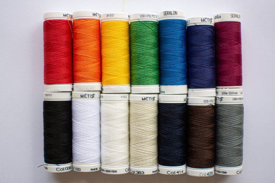 Set neutrals + rainbow 14 kleuren naaigaren 200m stikzijde universeel zwart wit grijs bruin blauw rood oranje geel groen roze paars