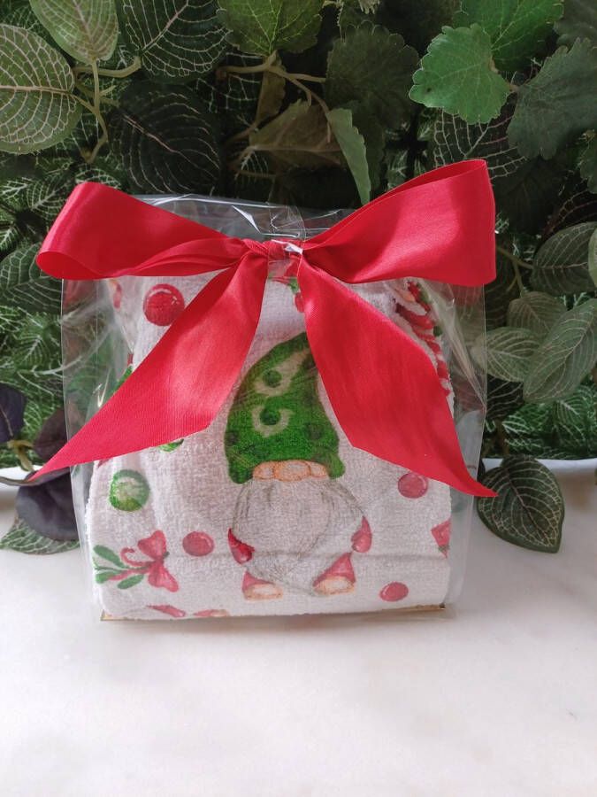 Set van 2 Gastendoekjes in mooie geschenkverpakking met kerstelfjes Rood en groen met kerstballen cadeautjes en kerstboompjes 64x38cm