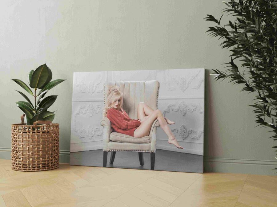 Sexy meisje liggend in een stoel Schilderijen 249271483 40x50cm