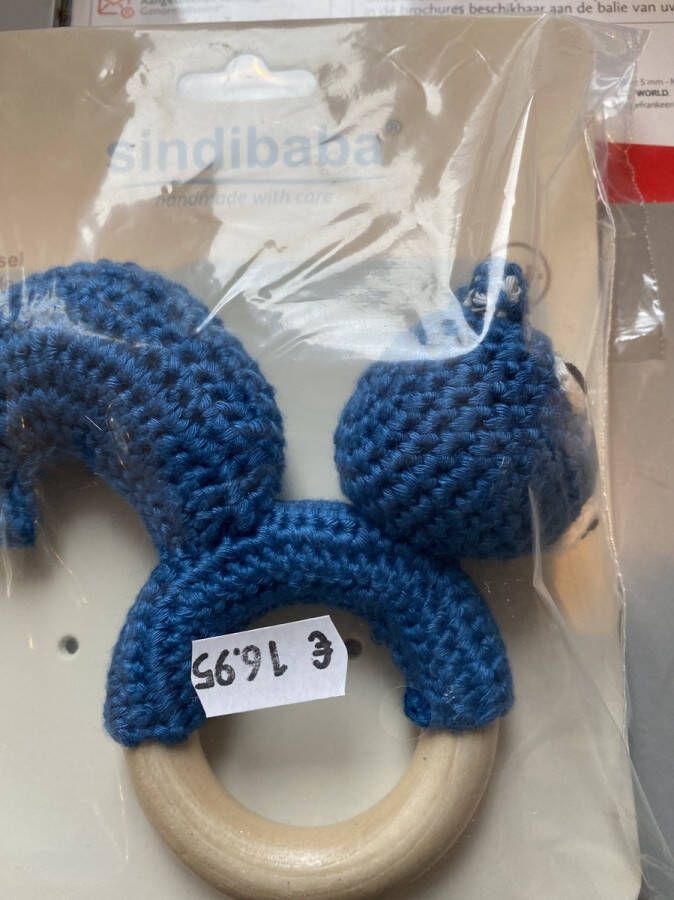 Sindibaba- handmade rammelaar eekhoorn blauw o maanden