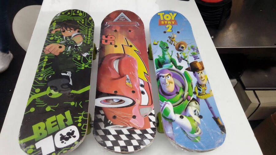 SKATEBOARD TOYSTORY 2 BEN 10 CARS WILLEKEURIG VERZONDEN