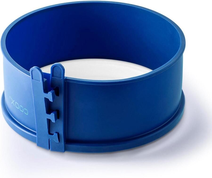 Springvorm met porseleinen bodem diameter 18 cm in blauw bakken en serveren op porseleinen plaat Springvorm